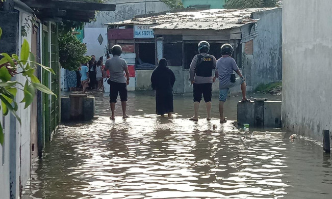Saat Banjir Rob Melanda, Remaja di Belawan Malah Tawuran