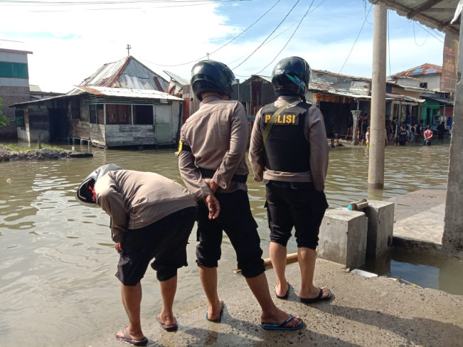 Saat Banjir Rob Melanda, Remaja di Belawan Malah Tawuran