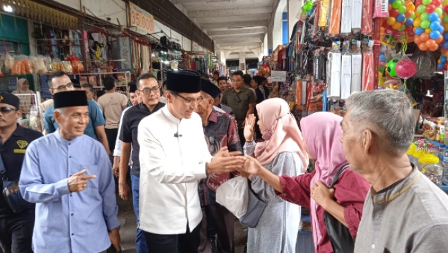 Rico Waas Temui Pedagang Pusat Pasar, Mohon Doa dan Dukungan