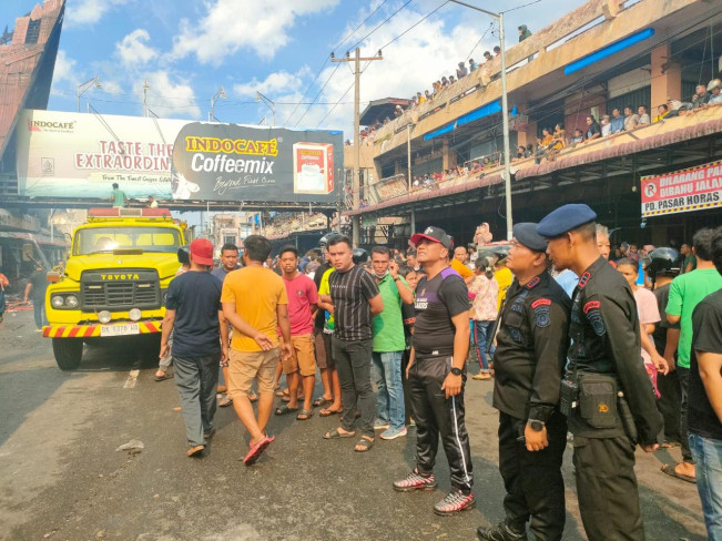 Kebakaran Pasar Horas Siantar, Brimob Polda Sumut Sigap Bantu Pemadaman