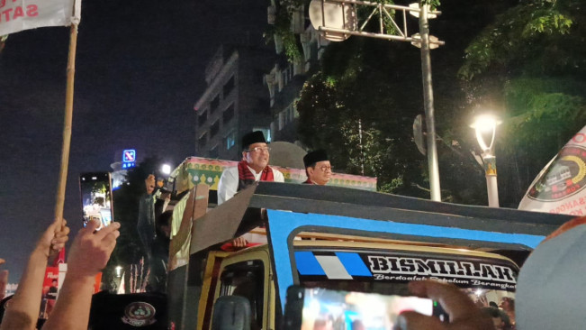 Gunakan Opelet Si Doel, Pramono-Rano Tiba di KPUD Jakarta 