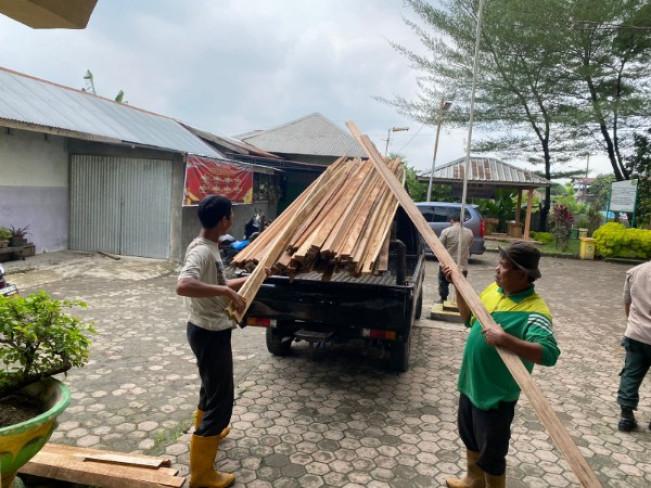Pemko Medan Berikan Bantuan Bahan Bangunan ke Korban Angin Puting Beliung