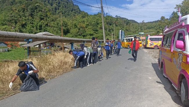 Peringati WCD, Komunitas Trail Ajak Siswa Bersih-bersih Sampah di Objek Wisata Air Panas