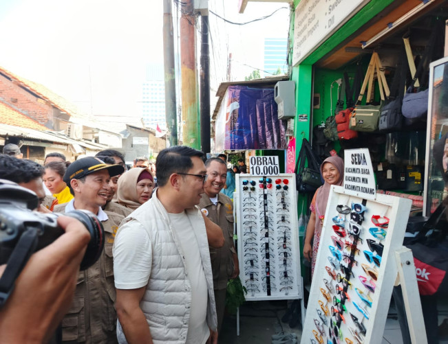 Blusukan ke Pancoran, Ridwan Kamil Bagi-Bagi Coklat Hingga Sapa Lansia