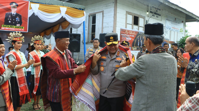 Kapolda Sumut Irjen Whisnu Bagikan 1500 Paket Sembako di Samosir, Warga Doakan Begini