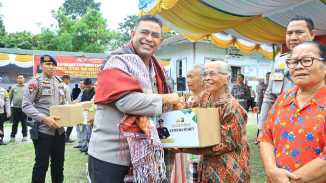 Kapolda Sumut Irjen Whisnu Bagikan 1500 Paket Sembako di Samosir, Warga Doakan Begini