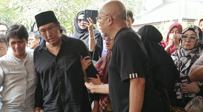 Tangis Ikang Fawzi Antar Jenazah Marissa Haque: Istriku Tercinta...
