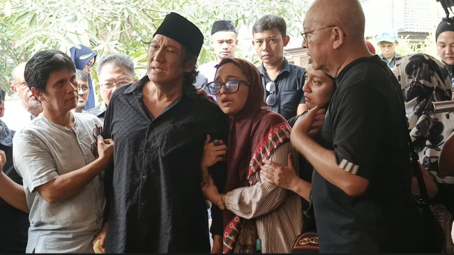 Tangis Ikang Fawzi Antar Jenazah Marissa Haque: Istriku Tercinta...