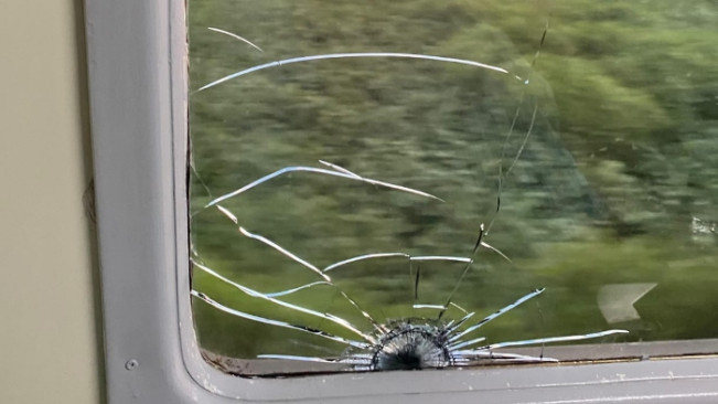 Kereta Api Putri Deli Relasi Stasiun Tanjung Balai-Medan Dilempar Batu Oleh Orang Tak Bertanggungjawab