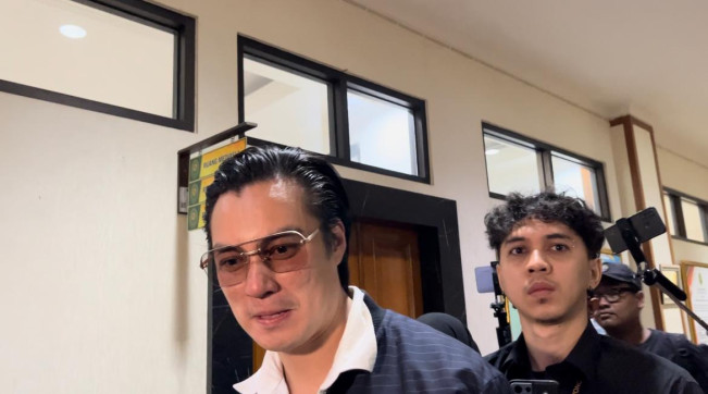 Penampilan Necis Baim Wong Hadir di Sidang Perdana Perceraian, Senyum Terus