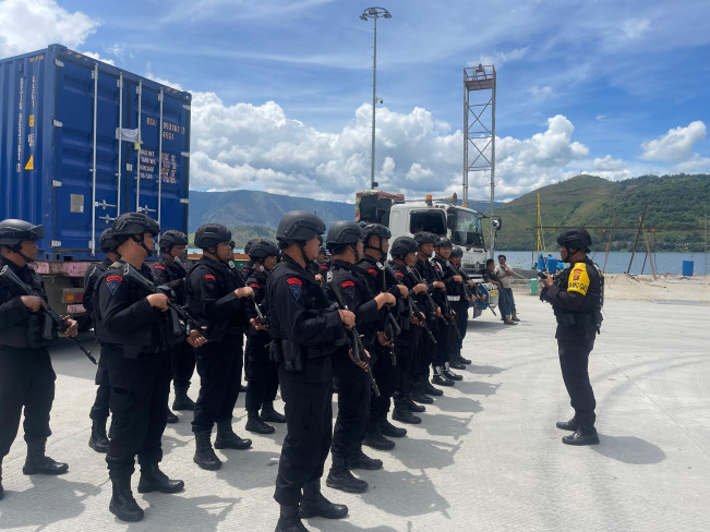 Brimob Polda Sumut Kawal Kontainer Aquabike dari Pelabuhan Belawan ke Danau Toba