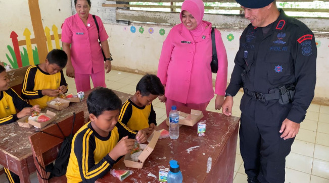 Sat Brimob Polda Sumut Gelar Uji Coba Program Makan Bergizi di SDN Sergai