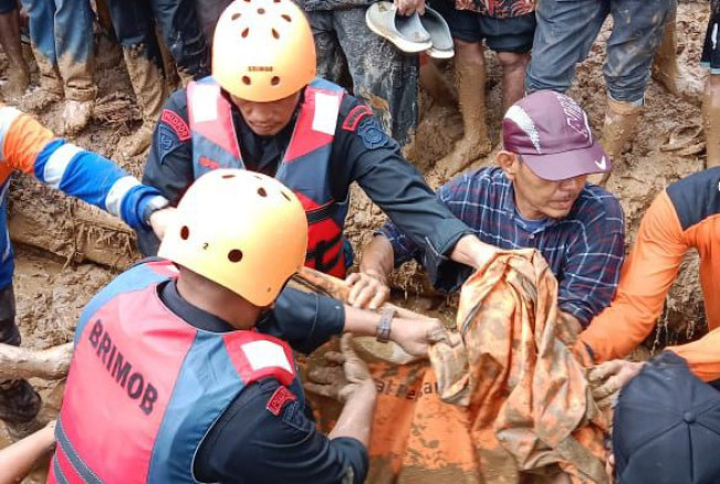 Bantu Evakuasi Korban Longsor di Palas, Brimob Polda Sumut Dirikan Dapur Lapangan