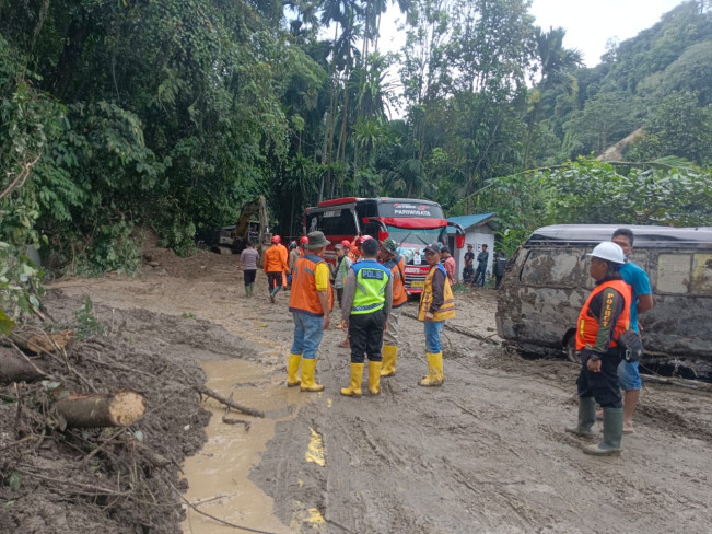8 Unit Mobil Tertimpa Longsor di Sibolangit