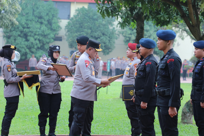 Kapolda Sumut Beri Penghargaan ke 4 Anggota Brimob, Beraksi Heroik Evakuasi Korban Banjir