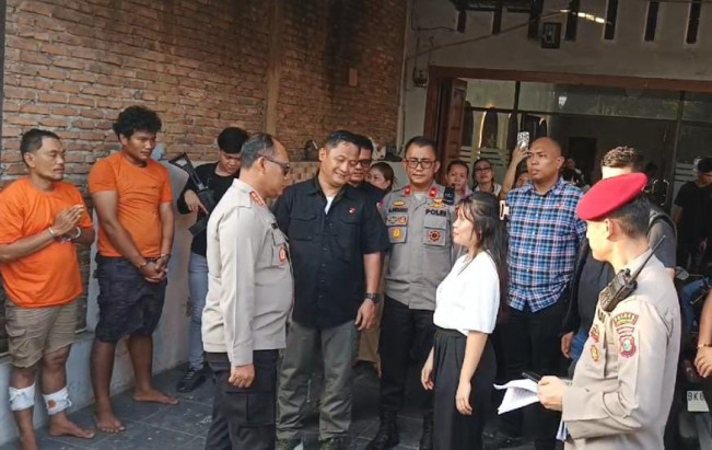 Viral Wanita Pekerja Salon Bergumul dengan Maling Motor, Polisi Tembak Pelaku
