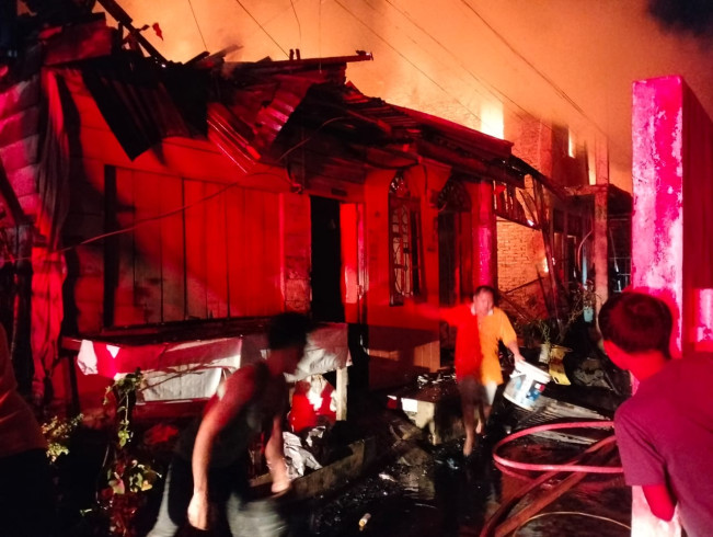 9 Rumah Warga di Jalan Starban Medan Terbakar
