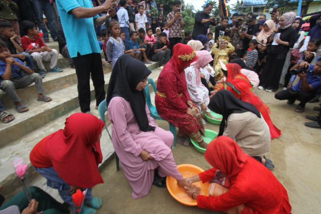 Menyentuh Hati, Warga di Langkat Ramai-ramai Basuh Kaki Peringati Hari Ibu