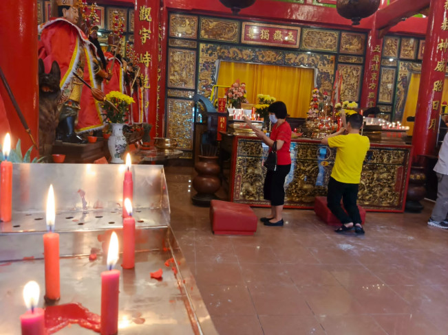 Suasana Hari Imlek 2025 di Vihara Tertua di Medan, Masyarakat Sukacita Ibadah