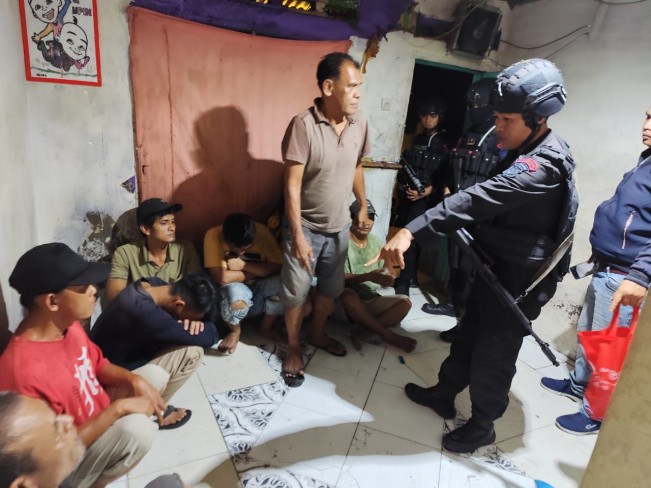 Brimob Polda Sumut dan Polrestabes Medan Gerebek Pesta Narkoba di Denai, 7 Orang Ditangkap