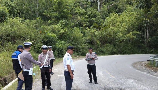 Jelang Ramadan 1446 H dan Mudik Lebaran, Polisi dan Forum LLAJ Survei Kondisi Jalan Rusak di Toba Sumut