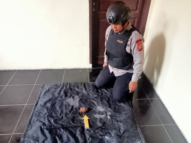 Brimob Polda Sumut Disposal Temuan Granat di Deli Serdang