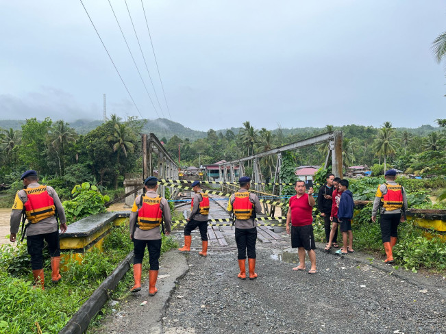 Brimob Polda Sumut Siaga Bantu Evakuasi Jembatan Roboh di Nias