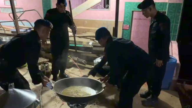 Banjir Bandang Terjang Padangsidimpuan, Brimob Polda Sumut Dirikan Dapur Lapangan