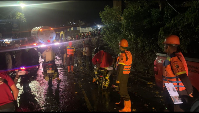 Diterjang Banjir dan Longsor, Brimob dan Tim SAR Gabungan Berjibaku Buka Akses Jalan
