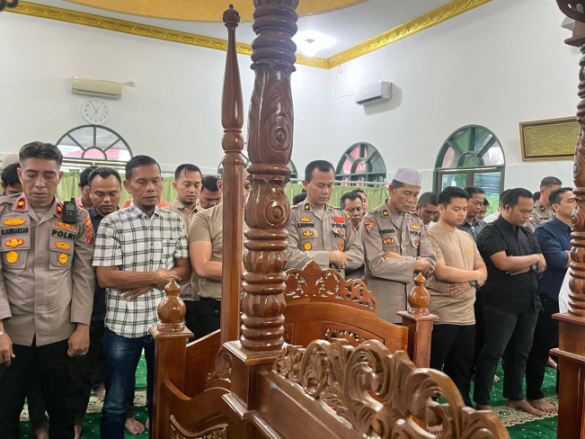 Polri Gelar Salat Gaib untuk Tiga Anggota yang Gugur Saat Gerebek Judi di Lampung