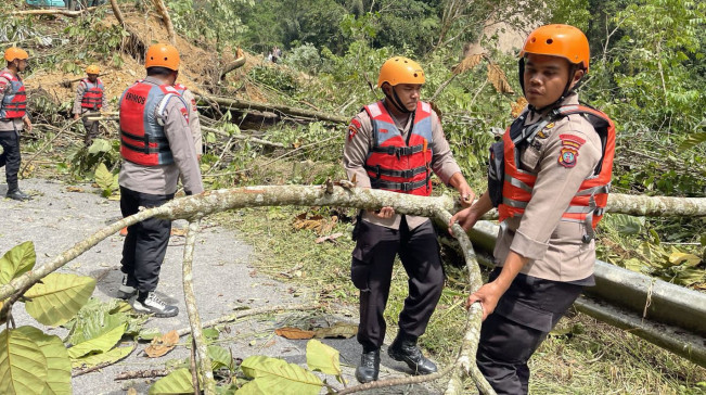 Gempa Kembar Tapanuli Utara Picu Longsor, Brimob Polda Sumut Kerahkan Personel Buka Akses Jalan