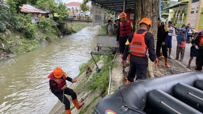 Personel Sat Brimob turun ke dalam sungai mencari korban hanyut. [Dok Sat Brimob Polda Sumut]