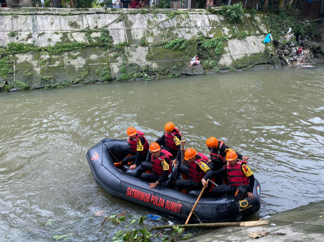 Brimob Polda Sumut Bantu Pencarian Remaja Hanyut di Sungai Deli