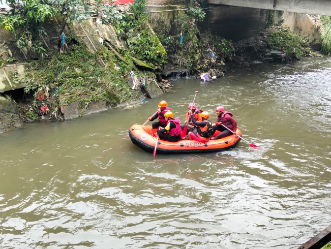Personel Sat Brimob melakukan penyisiran di sepanjang sungai. [Dok Sat Brimob Polda Sumut]