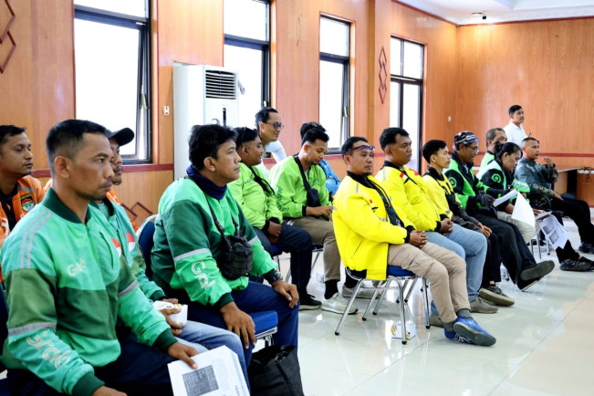 Ojek online dari berbagai perusahaan turut hadir. [Istimewa]