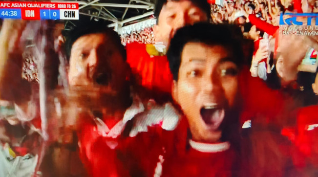 Suporter Timnas bergembira. [Ari FT News]