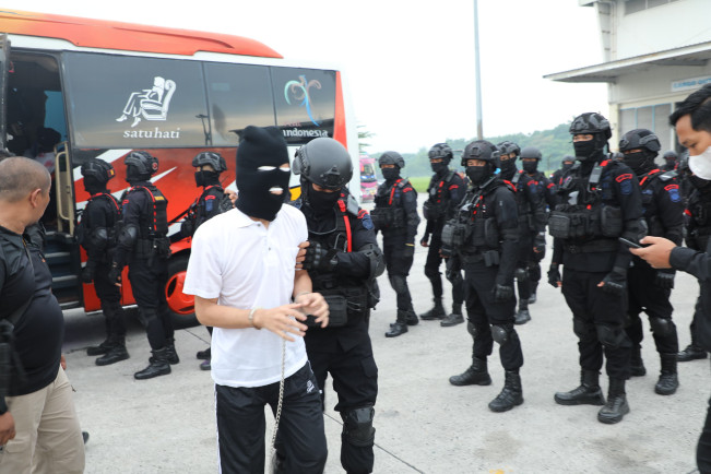 Brimob Polda Sumut Kawal Ketat Pemindahan 100 Narapidana Risiko Tinggi ke Nusakambangan