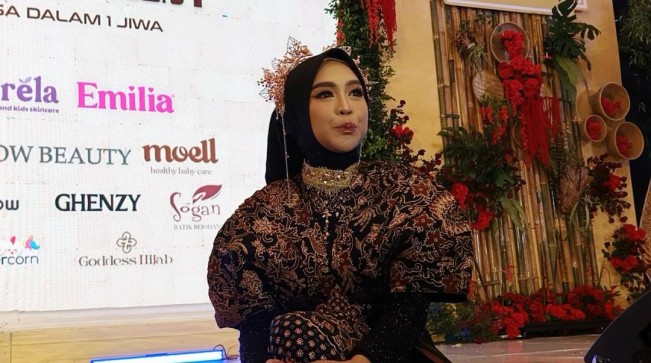 Rayakan Ultah, Ria Ricis Hadiahkan Karyawannya Umrah