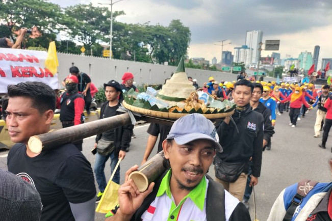 Demo, Buruh Bawa Tumpeng untuk Anggota DPR