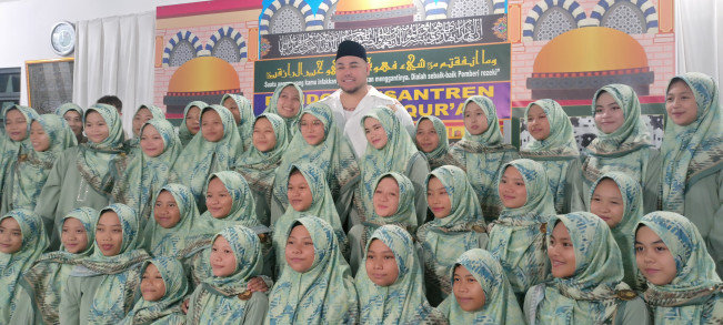 Bersihkan Dosa, Ivan Gunawan Bangun Pesantren di Sawangan