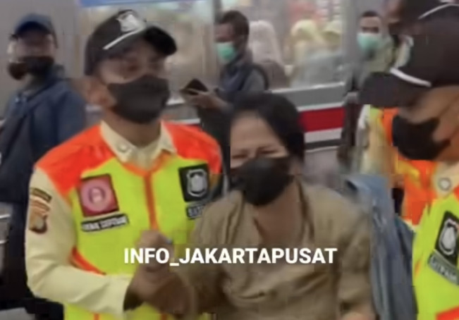 Viral! Wanita Pencopet Histeris Diamankan di Stasiun Tanah Abang
