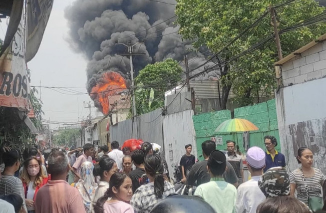 Pabrik Sandal di Penjaringan Terbakar, Ratusan Personel Damkar Dikerahkan