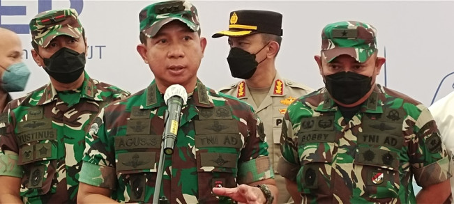 Dapat Beras, Ribuan Masyarakat Datangi Sentra Vaksinasi Booster di Velodrome