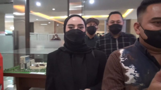Datangi Bareskrim, Istri Doni Salmanan Minta Doa