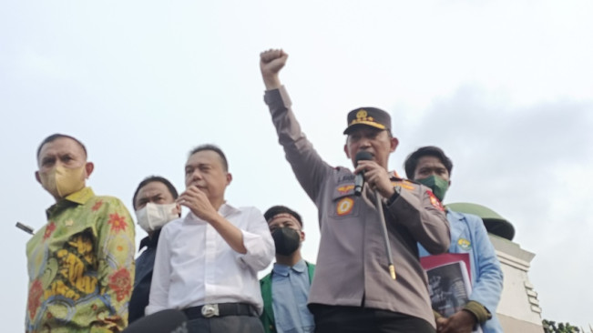 Kapolri dan Pimpinan DPR Temui Pendemo di Depan Gerbang DPR