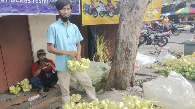 Penjual Kulit Ketupat jadi Buruan Ibu-ibu Jelang Lebaran
