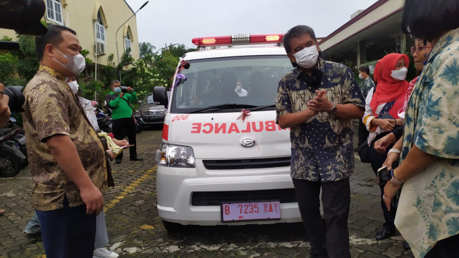 Angkatan 86 Serahkan Ambulans untuk Gereja Katolik Paroki St Thomas