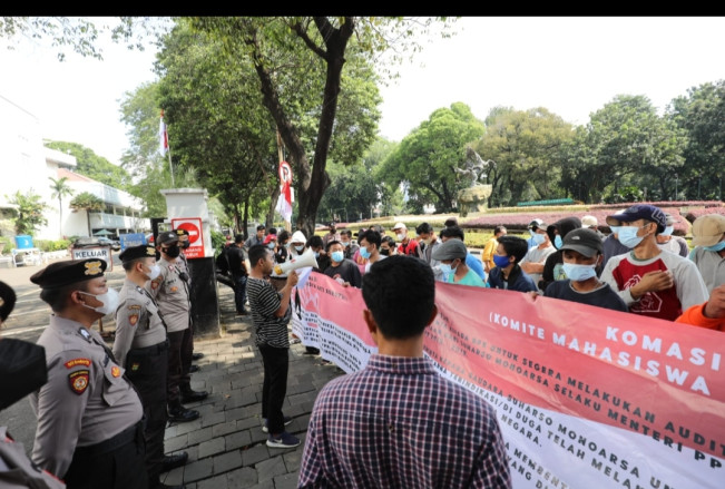 Komasi Demo di Bappenas, Minta Jokowi Reshuffle Menterinya