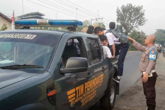 Sopir Angkot di Majalengka Mogok Polisi Turun Tangan Antar Warga