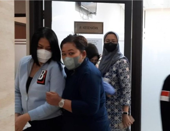 Datangi Bareskrim untuk Melapor, Tersangka Putri Candrawathi Hindari Wartawan